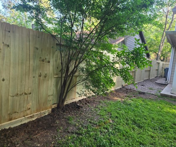 Full fence replacement removing old panel and installing new ones